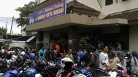 Samsat Kota Bekasi dipadati warga yang mengurus STNK (Liputan6.com/ Fernando Purba)