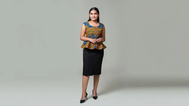 Model Atasan Batik Wanita Kombinasi Kain Polos/ Ilustrasi AI