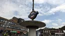 Sebuah papan nama di luar stasiun Tube Southgate yang diubah menjadi Gareth Southgate di London, Senin (16/7). Hal itu sebagai penghormatan untuk pelatih timnas Inggris yang mengantarkan The Three Lions masuk semifinal Piala Dunia 2018 (AP/Robert Stevens)