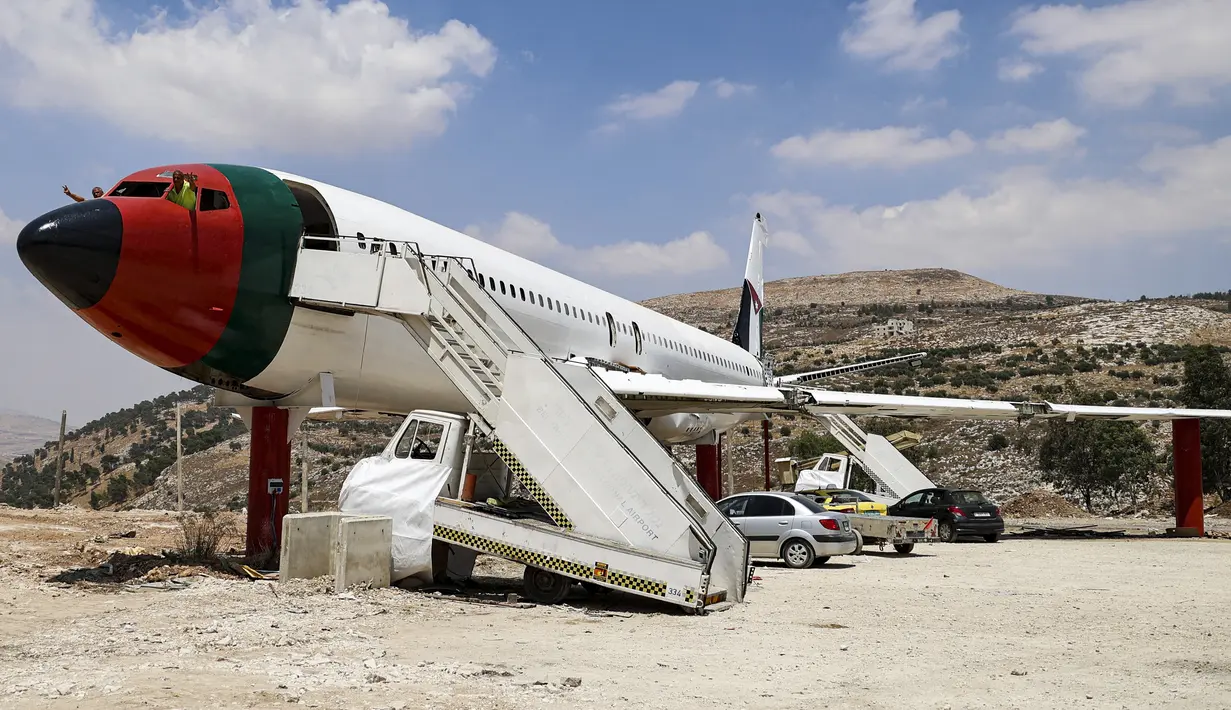 Saudara kembar Palestina Atallah dan Khamis al-Sairafi (60) mengubah pesawat Boeing 707 yang dinonaktifkan menjadi restoran di kota Nablus, pada 5 Juli 2021. Pemindahan pesawat ke Tepi Barat memakan waktu selama 13 jam yang dikoordinasikan antara pihak Israel dan Palestina. (JAAFAR ASHTIYEH/AFP)