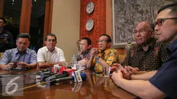 Suasana konferensi pers pertemuan di kediaman Akbar Tanjung, Jakarta, Minggu (3/1). Pertemuan tersebut mendesak agar kedua kubu partai melakukan rekonsiliasi dengan cara menyelenggarakan munas. (Liputan6.com/Faizal Fanani)