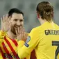 Striker Barcelona, Lionel Messi, melakukan selebrasi bersama Antoine Griezmann usai mencetak gol ke gawang Paris Saint-Germain pada laga Liga Champions di Stadion Parc des Princes, Kamis (11/3/2021). Kedua tim bermain imbang 1-1. (AP/Christophe Ena)