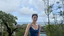 Pesona kulit sehat itu kembali terlihat saat ia berpose mengenakan swimsuit biru di tepi kolam dengan latar panorama laut Bali. Meski tanpa makeup glamor, wajahnya tetap memancarkan glow alami yang membuat banyak penggemar memuji kecantikannya. [@limjjy2]