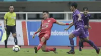 Gelandang Kalteng Putra, Dendi Agustan, menghalau bola saat melawan Persita Tangerang pada laga Liga 2 di Stadion Pakansari, Jawa Barat, Selasa (4/12). Kalteng menang 2-0 atas Persita. (Bola.com/M. Iqbal Ichsan)