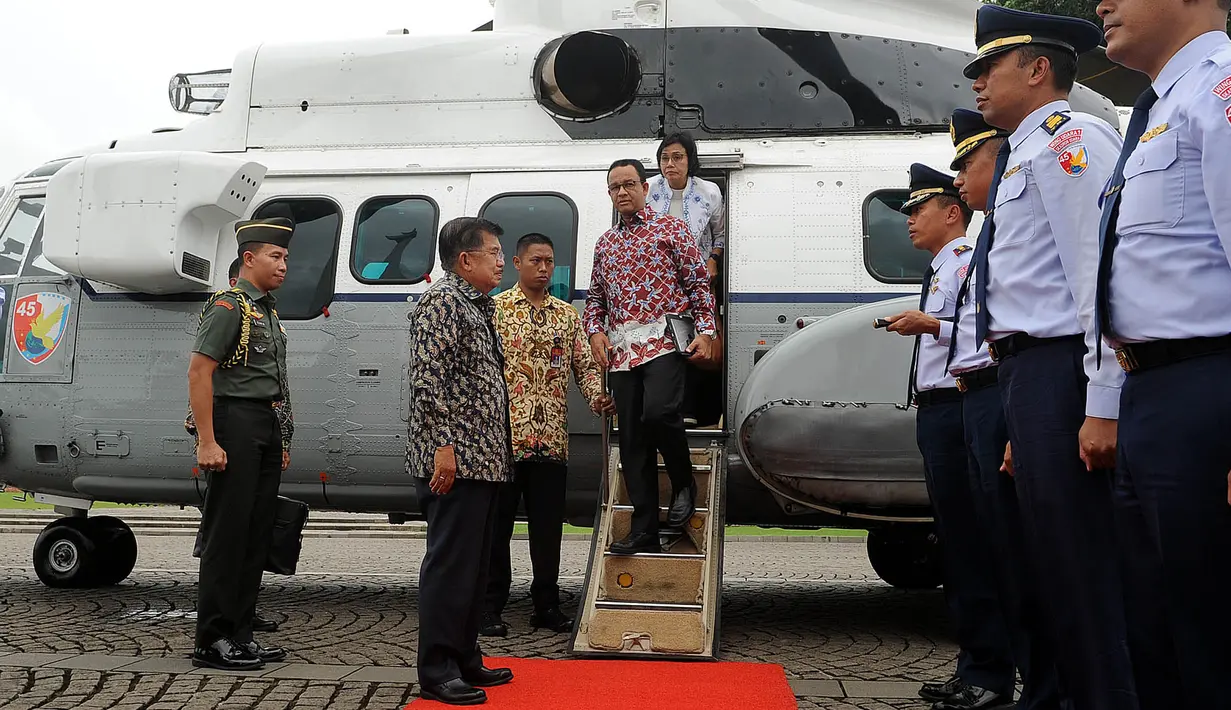 Wakil Presiden Jusuf Kalla bersama Gubernur DKI Jakarta Anies Baswedan dan Menteri Keuangan Sri Mulyani seusai meninjau sejumlah titik kemacetan menggunakan Helikopter di lapangan helipad, Monas, Jakarta, Senin (28/1). (Liputan6.com/HO/TIM MEDIA WAPRES)