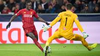 Kiper Red Bull Salzburg Cican Stankovic menyelamatkan gawang dari tendangan pemain Liverpool Sadio Mane saat pertandingan Grup E Liga Champions di Salzburg, Austria, Selasa (10/12/2019). Liverpool menang 2-0 dan lolos ke babak 16 besar Liga Champions. (JOE KLAMAR/AFP)