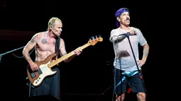 Basis dan vokalis grup band rock Red Hot Chili Peppers (RHCP), Flea (kiri) dan Anthony Kiedis (kanan) saat tampil di Soldier Field, Chicago, Amerika Serikat, 19 Agustus 2022. Red Hot Chili Peppers bergabung dengan tamu spesial seperti The Strokes dan Thundercat. (Photo by Rob Grabowski/Invision/AP)