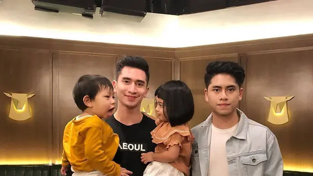 6 Potret Kedekatan Verrell Bramasta dan Adik Tirinya, Penuh Kasih Sayang