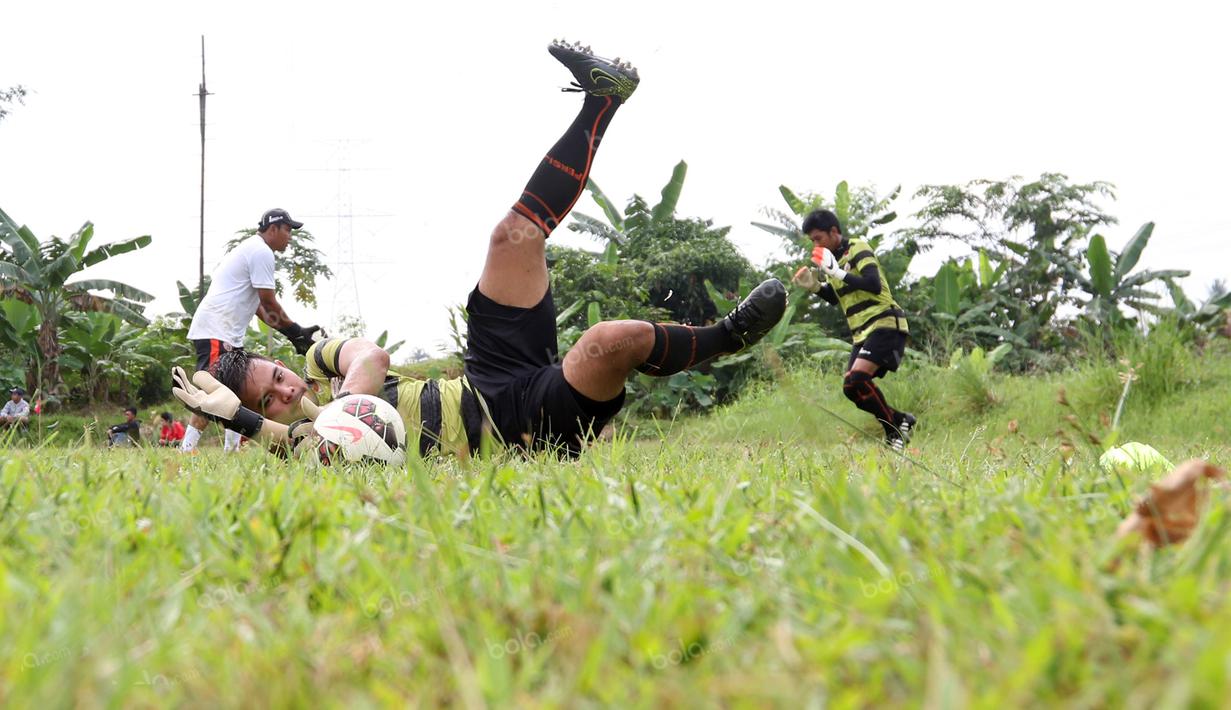 Pemain Persija Jakarta, Andritany, tengah bersiap jelang timnya melakuka laga uji coba melawan Villa 2000 di Lapangan POR Pelita Jaya, Sawangan, Sabtu (23/4/2016). (Bola.com/Nicklas Hanoatubun)