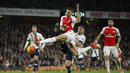 Arsenal Kieran Gibbs mencetak gol dibayangi pemain Tottenham Hotspur pada lanjutan Liga Premier Inggris  di Stadion Emirates, London, Inggris, Minggu (8/11/2015). Arsenal bermain imbang 1-1.  (Reuters/Andrew Couldridge)