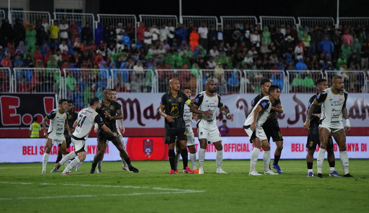Para pemain Persija Jakarta dan Malu United tampak serius untuk menerima bola Pemain Persija Jakarta, Alaeddine Ajaraie berhasil mencetak gol ke gawang Malut United pada laga pekan ke-23 BRI Super League 2025/2026 yang berlangsung di Stadion Gelora Kie Raha, Ternate, pada Selasa (24/2/2026) malam. (Dok. Malut United)