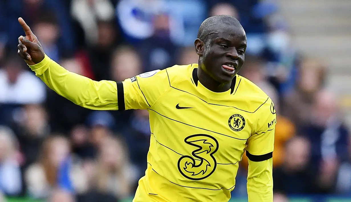 Pemain Chelsea, N'Golo Kante melakukan selebrasi setelah mencetak gol ke gawang Leicester City pada laga Liga Inggris di Stadion King Power, (10/11/2021). N'Golo Kante merupakan pemain vital yang sukses membantu The Blues meraih sejumlah gelar termasuk Premier League dan Liga Champions. Namun mengingat Kante yang sudah berusia 31 tahun dan rentan cedera, sepertinya sang pemain bakal dilepas Chelsea pada akhir musim nanti. (AFP/Ben Stansall)