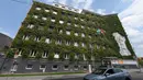 Foto pada 22 Juli 2020 menunjukkan bagian luar gedung kantor pusat MA 48 di Wina, Austria. Fasad kantor pusat MA 48 dilapisi dengan tanaman hijau, yang memiliki efek positif seperti membentuk iklim mikro, melindungi rangka bangunan dari hujan dan tumpukan kotoran, dan menyejukkan. (Xinhua/Guo Chen)