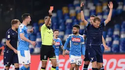 Pemain Lazio Lucas Leiva Pezzini (kanan) menerima kartu merah dari wasit Davide Massa saat menghadapi  Napoli pada perempat final Coppa Italia di Stadion San Paolo, Napoli, Italia, Selasa (21/1/2020). Napoli sukses melaju ke semifinaL Coppa Italia setelah mengalahkan Lazio 1-0. (LaPresse via AP)