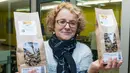 Pemilik "L'Atelier a pates" (toko pasta), Stephanie Richard menunjukkan kemasan pasta yang menggunakan tepung serangga dari belalang dan jangkrik di Thiefosse, Prancis, 8 Februari 2016. (JEAN-Christophe Verhaegen/AFP)