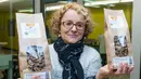 Pemilik "L'Atelier a pates" (toko pasta), Stephanie Richard menunjukkan kemasan pasta yang menggunakan tepung serangga dari belalang dan jangkrik di Thiefosse, Prancis, 8 Februari 2016. (JEAN-Christophe Verhaegen/AFP)