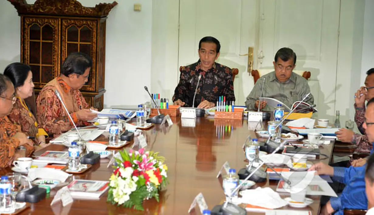 Presiden Joko Widodo (kiri menghadap lensa) bersama Wapres Jusuf Kalla (kanan) memimpin rapat terbatas kabinet di Istana Bogor, Senin (16/2/2015). Rapat tersebut membahas pengembangan pariwisata Indonesia. (Liputan6.com/Faizal Fanani)