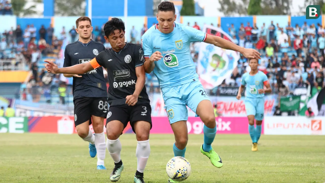 Gelandang Persela, Rafael Oliveira, tengah berebut bola dengan bek PSS, Bagus Nirwanto di Stadion Surajaya, Lamongan, Rabu (11/12/2019).
