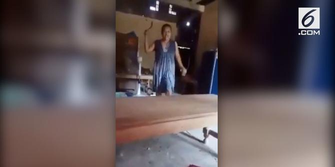 VIDEO: Ditagih Utang, Emak-Emak Malah Bawa Celurit