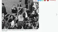 Tangkapan layar foto penjelajah waktu pada piala dunia 1962 yang dimuat di situs mirror (screen grab)