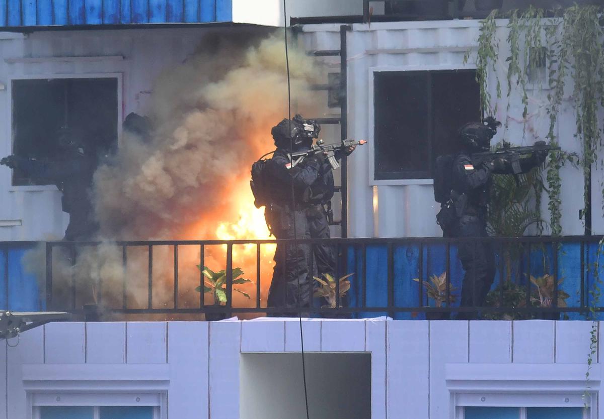 FOTO: Aksi Spektakuler Prajurit TNI di Monas: Tarung di Atas Tank dan Penyelamatan Sandera Warnai HUT ke-80 TNI