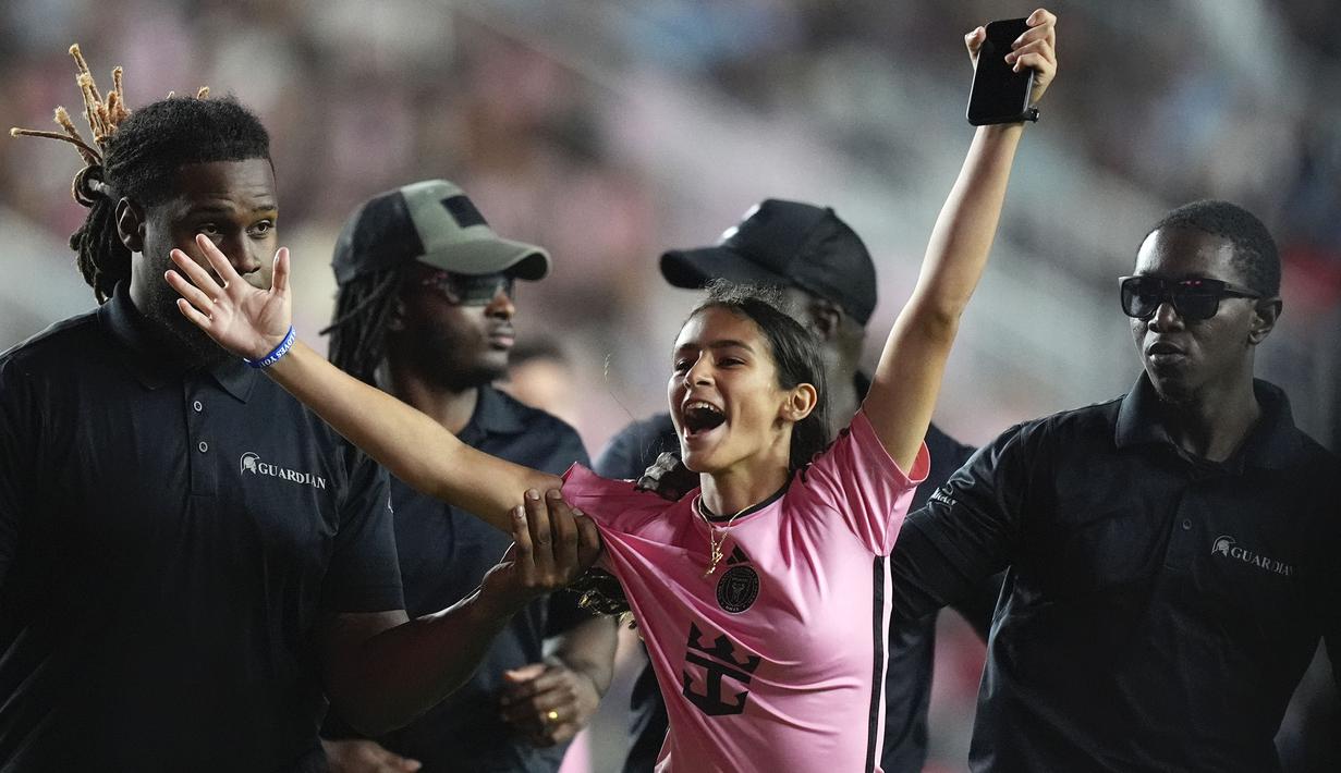 Ekspresi bahagia seorang gadis setelah berfoto bersama dengan Lionel Messi pada laga lanjutan Major League Soccer (MLS) antara Inter Miami melawan Colorado Rapids di Fort Lauderdale, Florida, Amerika Serikat, Minggu (07/04/2024) WIB. (AP Photo/Rebecca Blackwell)