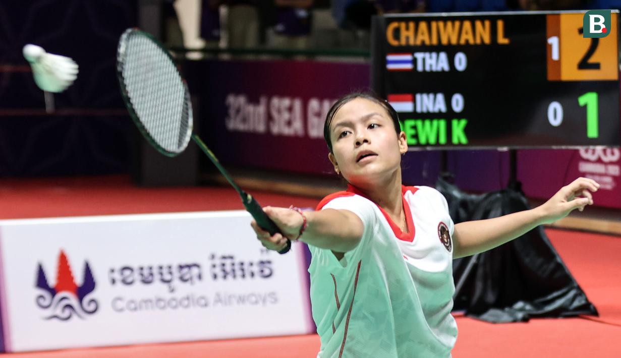 <p>Pebulu tangkis tunggal putri Indonesia, Komang Ayu Cahya Dewi bertanding melawan pebulu tangkis putri Thailand, Lalinrat Chaiwan pada final bulu tangkis beregu putri SEA Games 2023 di Badminton Hall Morodok Techo National Stadium, Phnom Penh, Kamboja, Kamis (11/05/2023). (Bola.com/Abdul Aziz)</p>