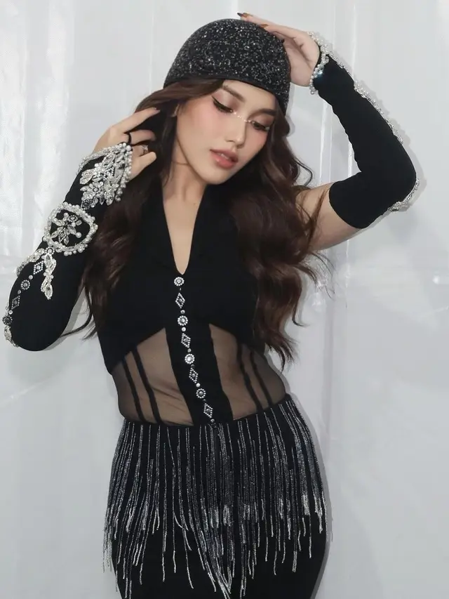 6 Potret Gaya Festive Tiara Andini, Ayu Ting-Ting, dan Lyodra yang Manggung di Malam Tahun Baru