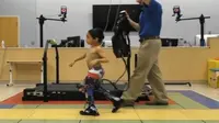 Anak-anak dengan cerebral palsy bisa berjalan lebih mudah dengan robot Exoskeletons. (Foto:  Functional & Applied Biomechanics Section, Rehabilitation Medicine Department, NIH Clinical Center)