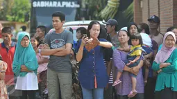 Ratusan warga bejubel di sekitar bedeng tempat Agus Darmawan tinggal, Jakarta, Minggu (11/10/2015). Warga penasaran ingin melihat rekonstruksi pembunuhan PNF.(Liputan6.com/Gempur M Surya)