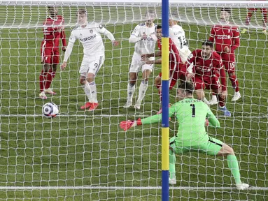 Pemain Leeds United Diego Llorente (ketiga kanan) mencetak gol ke gawang Liverpool pada  pertandingan Liga Inggris di Stadion Elland Road, Leeds, Inggris, Senin (19/4/2021). Pertandingan berakhir dengan skor 1-1. (Clive Brunskill/Pool via AP)