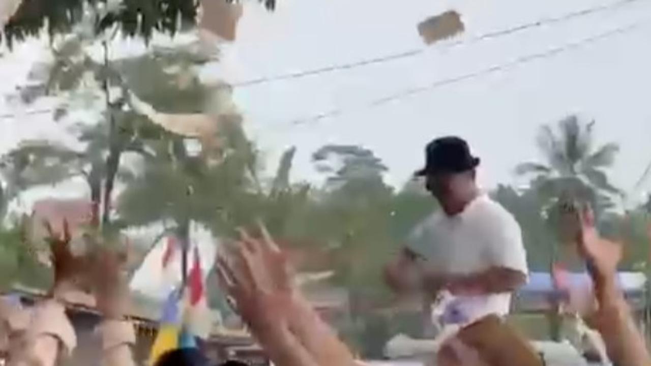 Tokoh Pandeglang Naik Mobil Bergambar Cagub Banten Sawer Duit Gepokan ke Warga, Bawaslu Turun Tangan