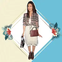 Mix and match plaid shirt dan dress yang akan memberikan kesan boyish. (Image: glamour.com)