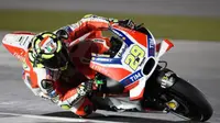 Pebalap Ducati, Andrea Iannone, menjadi yang tercepat pada sesi latihan bebas kedua (FP2) MotoGP Qatar di Sirkuit Losail, Jumat (18/3/2016). (Crash)