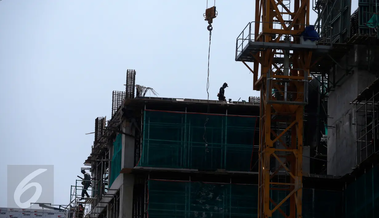 Pekerja menyelesaikan proyek pembuatan gedung bertingkat di Jakarta, (13/3). Kecelakaan kerja yang mengakibatkan kematian tercatat sebanyak 2.375 kasus dari total jumlah kecelakaan kerja.  (Liputan6.com/Faizal Fanani)