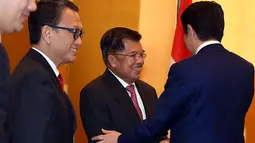 Perdana Menteri Jepang Shinzo Abe (kanan) menyapa Wakil Presiden Jusuf Kalla sebelum melakukan pertemuan bilateral di Tokyo, Jepang, Senin (5/6). Pertemuan itu membahas peningkatan penerimaan tenaga kerja Indonesia ke Jepang. (Tim Media Wapres)