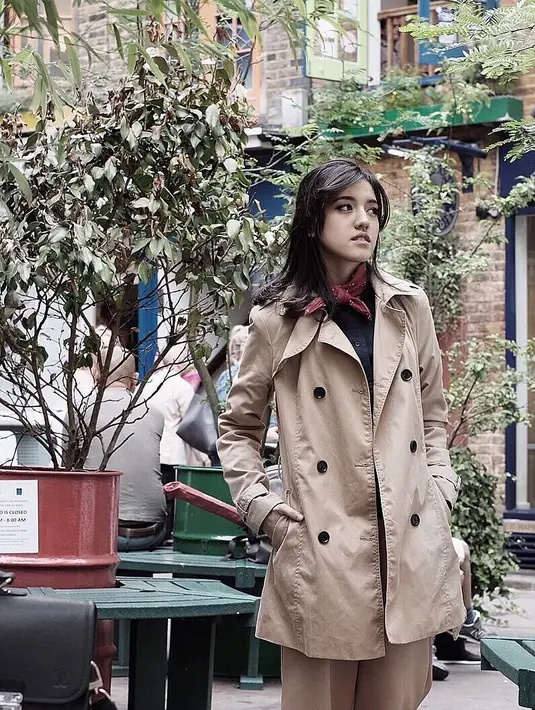 Belakangan, scarf menjadi salah satu aksesoris fashion yang sedang digemari. Kali ini ia memakai scarf berwarna merah di lehernya yang dipadukan dengan blazer panjang dan kaus hitamnya. (Instagram/Ifyalyssa)