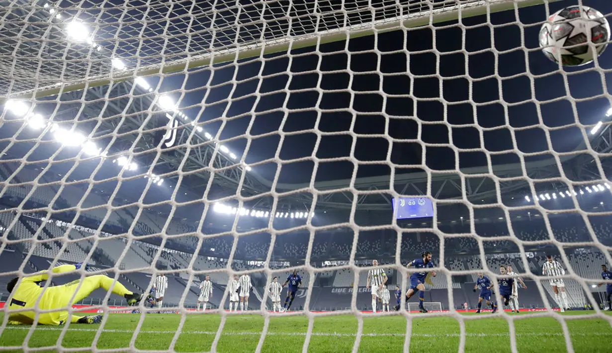 Pemain Porto Sergio Oliveira (tengah kanan) melakukan selebrasi usai mencetak gol ke gawang Juventus pada pertandingan leg kedua babak 16 besar Liga Champions di Turin, Italia, Selasa (9 /3/2021). Juventus menang 3-2, namun harus tersingkir dari Liga Champions. (AP Photo/Luca Bruno)
