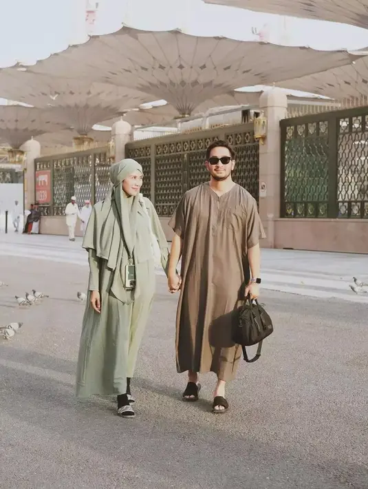 Tidak hanya Syahnaz yang membagikan beberapa momen selama menjalankan ibadah umrah, Jeje juga membagikan beberapa potret melalui media sosilanya. "Bismillah semoga dilancarkan semuanya. Amin," tulis Jeje. [Instagram/ritchieismail]