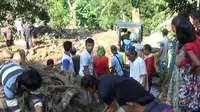 Desa Sindang Mandi di Kecamatan Anyer, Kabupaten Serang, Banten, masih terisolir pascalongsor dan banjir bandang yang menerjang pada Senin 25 Juli 2016. (Liputan6.com/Yandhi Deslatama)