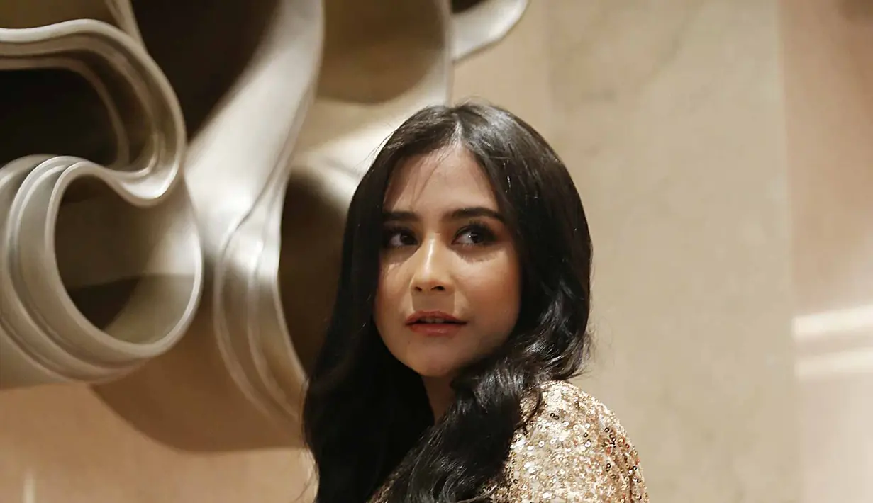 Bintang film Danur Prilly Latuconsina sedang menikmati kesibukan barunya. Ia menjadi mahasiswi di London School of Public Relation jurusan Enterpreunership. Meski sebagai artis dalam kampus ia melepas semuanya. (Nurwahyunan/Bintang.com)