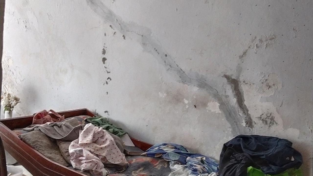 Kondisi tempat tidurnya pun juga tak layak. Dia tidur berlindung di bawah sisa-sisa atap rumahnya tidak ambruk.