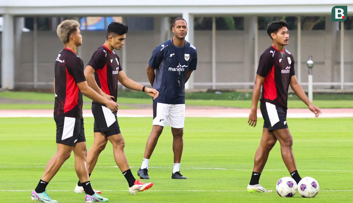Patrick Kluivert hadir ditengah-tengah sesi latihan para pemain Timnas Indonesia di Stadion Madya, Gelora Bung Karno, Jakarta, Sabtu (22/3/2025).
