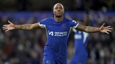 Pemain Chelsea, Raheem Sterling melakukan selebrasi setelah mencetak gol melalui tendangan bebas pada laga putaran ketiga Piala FA 2023/2024 melawan Preston di Stamford Bridge, London, Minggu (07/01/2024) WIB. (AP Photo/PA/Bradley Collyer)