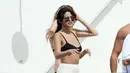 Waah Selena Gomez memang selalu terlihat cantik apapun kondisinya ya! (Pacific Coast News/HollywoodLife)