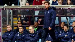 Andre Villas-Boas berdiri memperhatikan pada pertandingan Liga Premier Inggris antara Aston Villa vs Tottenham Hotspur di Villa Park, Birmingham (20/10/2013). (AFP/Paul Ellis).