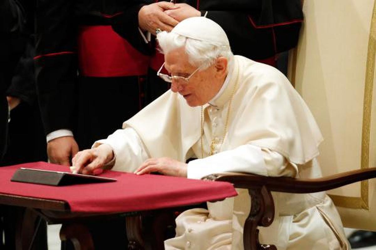 Paus Benediktus XVI main iPad