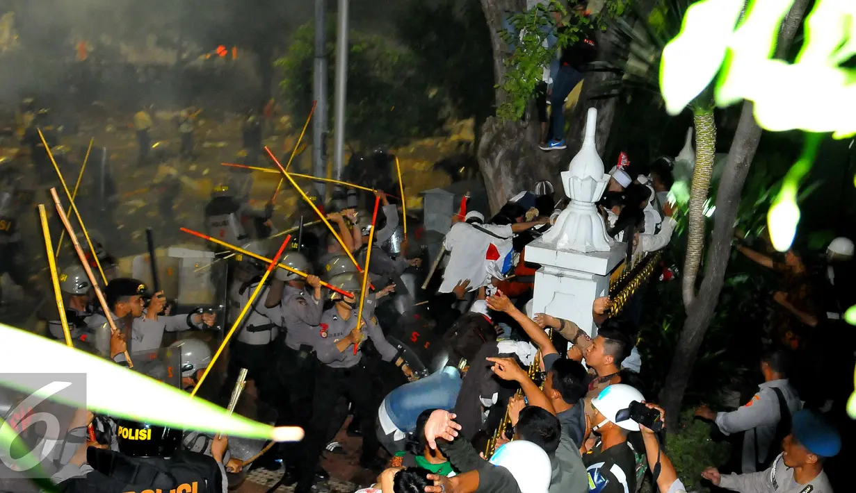 Petugas memukuli massa Aksi Damai 4 November saat terlibat bentrok, Jakarta, Jumat (4/11). Belum diketahui apa yang menyebabkan terjadinya bentrokan dari aksi yang awalnya damai ini. (Liputan6.com/Angga Yuniar)