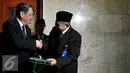 Ketua Majelis Permusyawaratan Tiongkok Yu Zengsheng menerima cenderamata dari pengurus masjid Istiqlal di masjid Istiqlal, Jakarta, Selasa (27/7). 