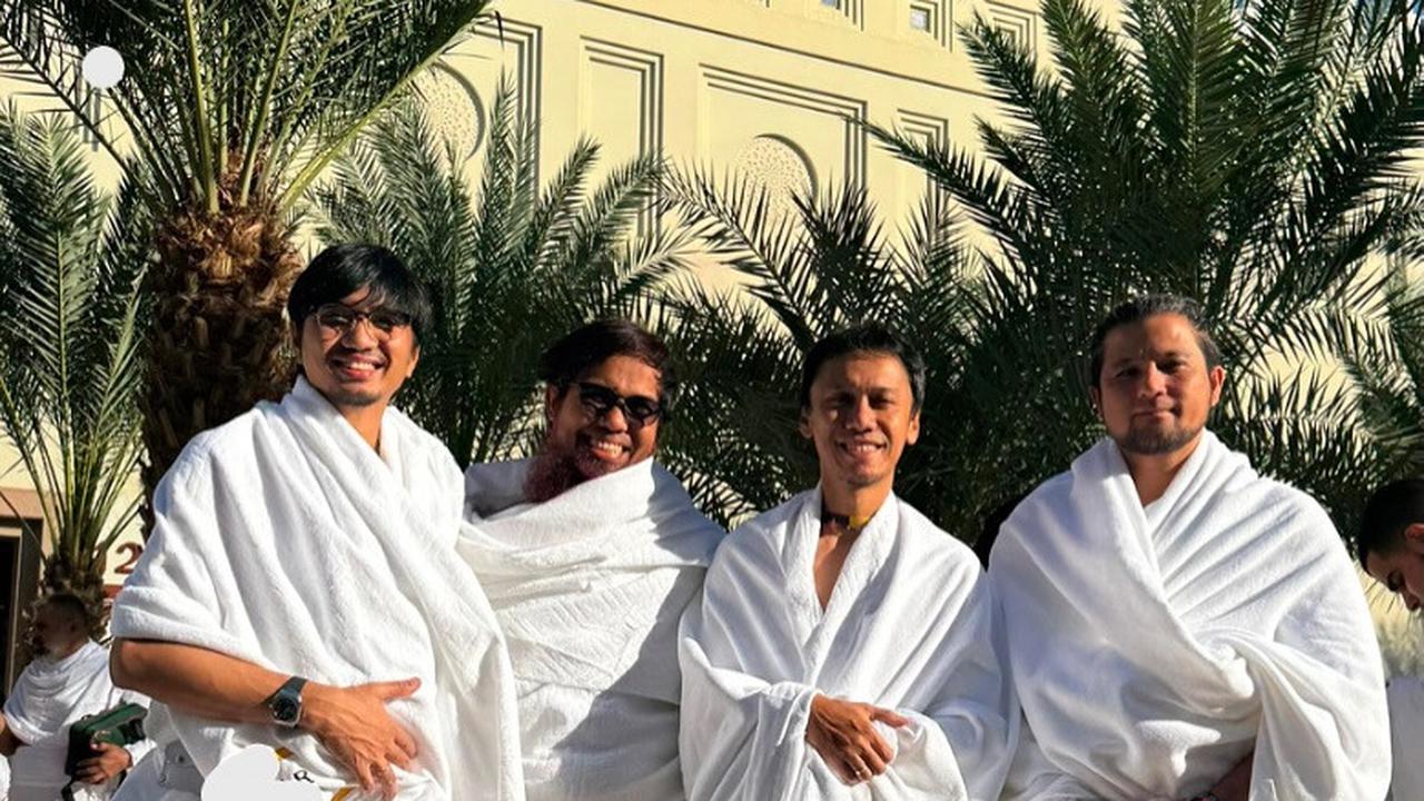 Momen Sakti Bagikan Momen Umrah Bareng Sheila On 7: Semoga Jadi Kisah Klasik untuk Masa Depan
